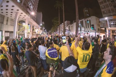 Jair Messias Bolsonaro Brezilya cumhurbaşkanlığı seçimlerini kazandı. İnsanlar Brezilya 'nın Santos şehrindeki Independence Meydanı' nda kutlama yapıyorlar. 29 Ekim 2018. 