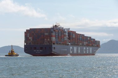 Santos şehri, Brezilya. Konteyner gemisi CMA CGM Vela Valletta 'dan Santos limanından geçiyor. 26 Ekim 2022. 