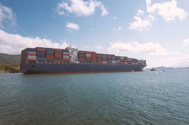 Konteyner gemisi liman kanalından geçiyor. Santos şehri, Brezilya. 