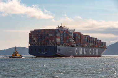 Santos şehri, Brezilya. Konteyner gemisi CMA CGM Vela Valletta 'dan Santos limanından geçiyor. 26 Ekim 2022. 