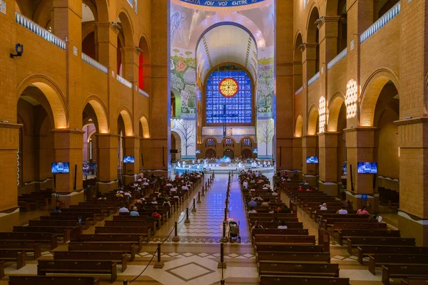 Aparecida, Brezilya. Ayin. Ulusal Sığınak 'taki Hayalet Hanımefendimizin Katedral Bazilikası' nın iç görüntüsü. - 26 Ağustos 2021.