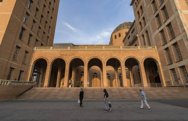 Aparecida, Brezilya. Meryem Ana 'nın Katedral Bazilikası' nın cephe kemerleri güneşli bir günde arka planda mavi gökyüzü ile ortaya çıktı.