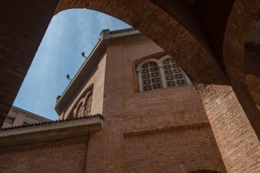 Aparecida, Brezilya. Meryem Ana 'nın Katedral Bazilikası' nın ön cephesinin kemerleri güneşli bir günde arka planda mavi gökyüzü ile ortaya çıktı..