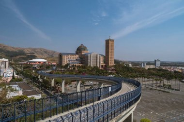 Aparecida, Brezilya. İnanç Yolu ve Katedral Meryem Bazilikası güneşli bir günde arka planda mavi gökyüzü ile ortaya çıktı.