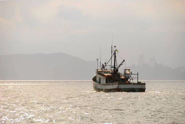 stock image Fishing boat in the sea in the bay of Cidade de Santos, Brazil.