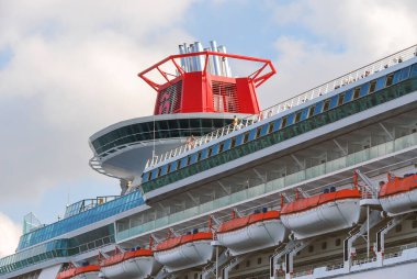 Kraliyet Karayip Gezileri 'nden Hükümdar yolcu gemisi. Kurtarma botları, apartman balkonları, pencereler ve bacalar. Santos şehri, Brezilya. 19 Şubat 2011. 