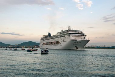 Santos şehri, Brezilya. Gemi MSC Armonia Santos Limanı 'nda yelken açıyor. 21 Şubat 2011. 