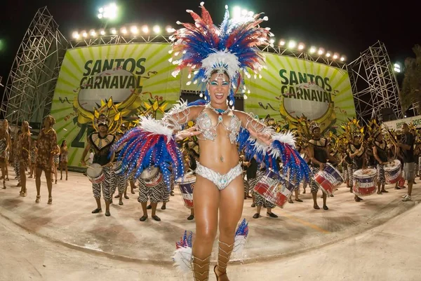 巴西桑托斯市的狂欢节 来自Imperio Vila Samba学校的鼓声女王向观众致意 February 2013 — 图库照片