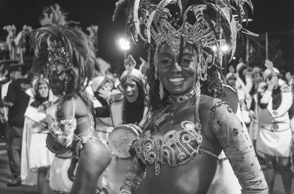 ブラジルのサントス市でのカーニバル 太鼓のダンサーの女王笑顔とSambodromoを入力するのを待っている パドル パウロ サンバ学校のパレード 白黒の画像 2013年2月10日 — ストック写真