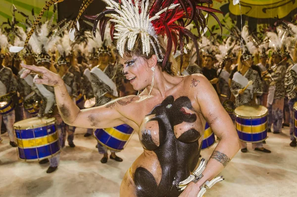 巴西桑托斯市的狂欢节 鼓后在音乐家面前跳舞 参加桑巴附属学校的游行 February 2013 — 图库照片