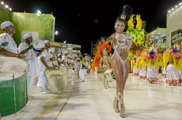 巴西桑托斯市的狂欢节 鼓后在音乐家面前跳舞 Amazonense Samba学校的游行 March 2014 — 图库照片