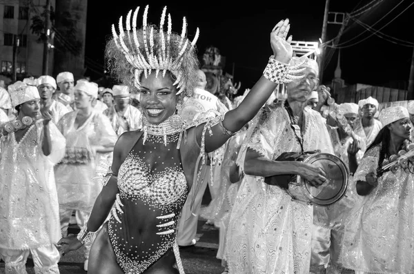巴西桑托斯市的狂欢节 鼓后在音乐家面前跳舞 Amazonense桑巴学校的游行 黑色和白色的图像 March 2014 — 图库照片