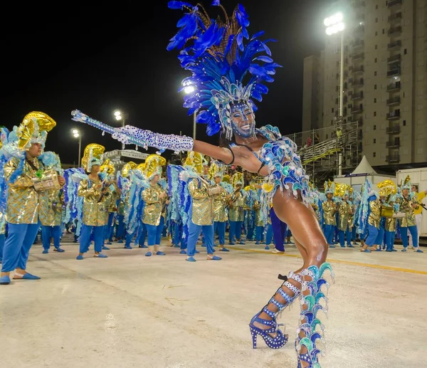 巴西桑托斯市的狂欢节 鼓后在音乐家面前跳舞 马蒂亚斯桑巴学校的游行 March 2014 — 图库照片