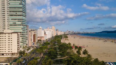 Santos şehri, Brezilya. Rıhtım binaları, sahil caddesi, rıhtım bahçeleri, kumdan şeritler ve deniz..