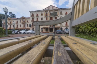 Pocos de Caldas, Minas Gerais, Brazil. Facade of the Palace Hotel seen from the bench in Jos Affonso Junqueira Park. January 25, 2023. 