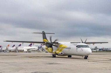 Voepass Havaalanı, Congonhas Havaalanı pistinde. Sao Paulo şehri, Brezilya. 02.17.24. Arka planda, Latam Havayolları uçakları.