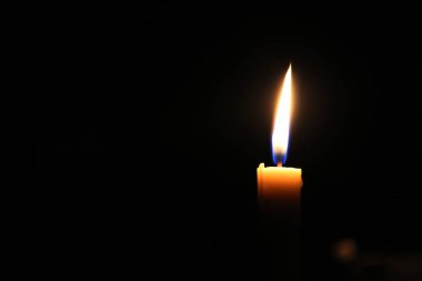 Gece karanlığında mum ışığı, lamba sönerken