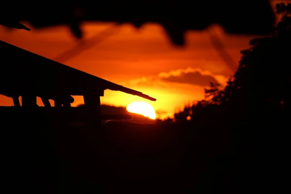 Belo Pôr Sol Atrás Edifício Casa Dias Tornam Escuros — Fotografia de Stock