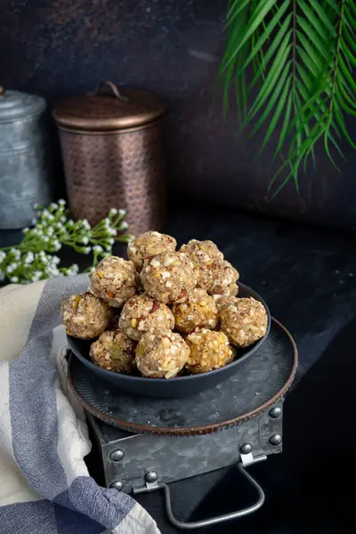 Beslenme çubuğu. Buna Hindistan 'da ladoo deniyor.. 