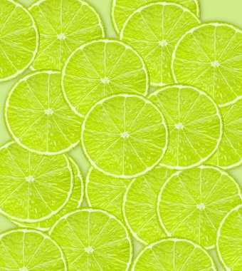 Taze limonlu meyvenin tamamı ve yeşil üzerine izole edilmiş dilimler havada düşüyor.