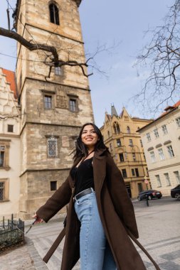 Prag 'da sokakta elinde güneş gözlüğü tutan esmer bir gezgin. 