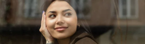 Mulher Sorrindo Olhando Para Longe Perto Vidro Janela Café Banner — Fotografia de Stock