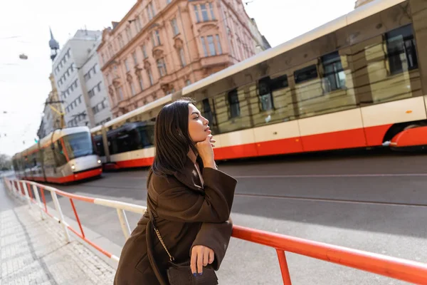Vista Lateral Mulher Morena Casaco Olhando Para Bondes Rua Praga — Fotografia de Stock