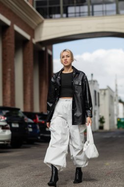 Bir sürü sarışın kadın Miami 'de sokakta çantasıyla dolaşıyor. 