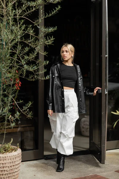 Full Length Stylish Woman Leather Shirt Jacket Cargo Pants Walking — Stock Photo, Image