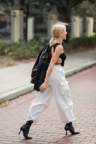 Longitud Completa Mujer Alegre Pantalones Carga Blanca Botas Caminando Con — Foto de Stock