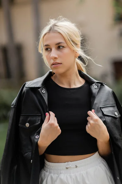 Portrait Jeune Femme Blonde Veste Chemise Noire Regardant Loin Extérieur — Photo