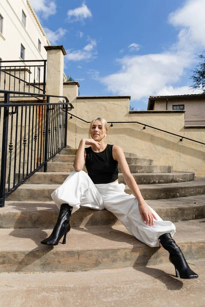 Longitud Completa Mujer Complacida Traje Moda Sentado Las Escaleras Cerca —  Fotos de Stock