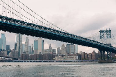 Modern gökdelenler ve New York 'ta Hudson nehrinin üzerindeki Manhattan köprüsü