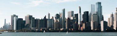 New York 'ta çağdaş gökdelenleri ve Hudson nehri olan şehir manzarası.