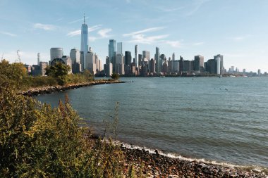 Hudson Nehri 'nin kıyısında New York' ta Manhattan gökdelenleri var.