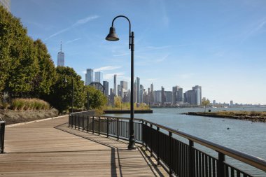 Hudson Nehri 'nin kıyısında New York şehrinin gökdelenlerinin manzaralı yolu.