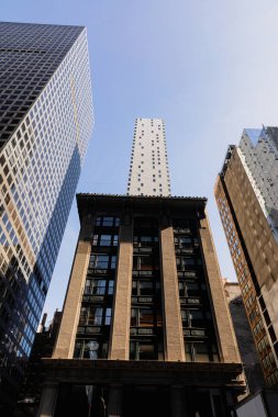New York 'taki Rockefeller Merkezi yakınlarındaki taş binanın alçak açılı görüntüsü