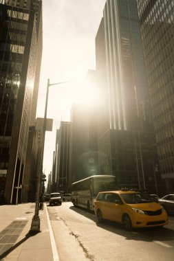 NEW YORK, ABD - 13 Ekim 2022: yol trafiği ve şehir sokaklarındaki günışığı altındaki modern binalar