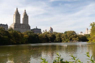 New York 'ta park ve göl yakınlarındaki San Remo apartmanları.