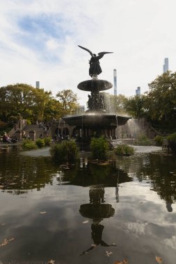 NEW YORK, USA - OCTOBER 13, 2022: lake and fountain with sculpture in Central Park