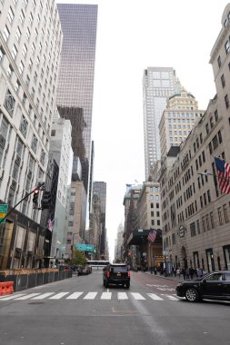 NEW YORK, ABD - 13 Ekim 2022: yaya geçidi ve modern binaları olan şehir sokaklarında arabalar ve yayalar