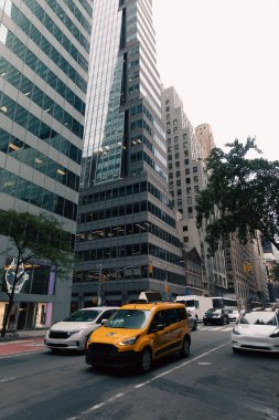 NEW YORK, ABD - 13 Ekim 2022: Şehir merkezindeki yolda trafikte sarı taksi