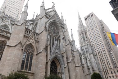 New York 'taki modern gökdelenlerin yakınındaki antik Aziz Patrick katedralinin düşük açılı görüntüsü