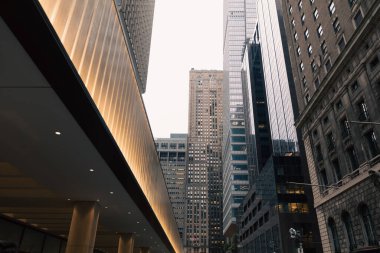 New York 'un göbeğindeki şehir sokağındaki binanın aydınlatılmış girişi.