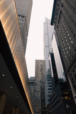 New York caddesindeki binaların yakınındaki aydınlık girişin düşük açılı görüntüsü