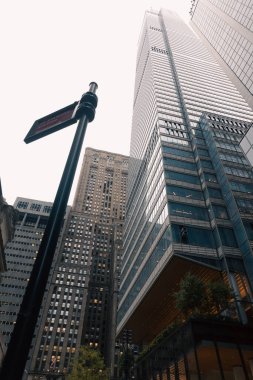New York 'ta Manhattan şehir merkezindeki gökdelenlerin yakınındaki işaret direğinin alçak açılı görüntüsü