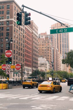 NEW YORK, ABD - 13 Ekim 2022: Manhattan 'da arabalarla yol üstü trafik ışığı