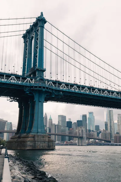 Ponte Manhattan Paisagem Urbana Nova York Com Arranha Céus Sob — Fotografia de Stock