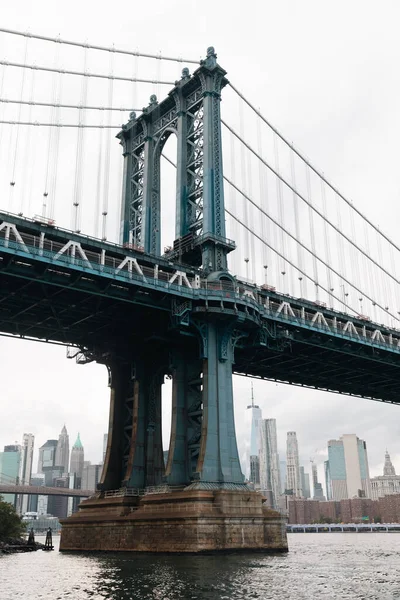 Ponte Manhattan Paisagem Urbana Arranha Céus Nova York Sob Céu — Fotografia de Stock
