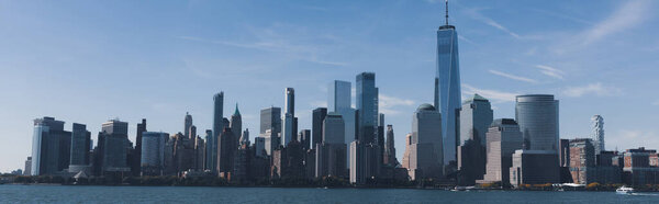 живописный городской пейзаж небоскребов Манхэттена и реки Гудзон в Нью-Йорке, баннер